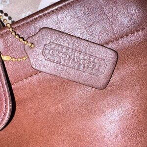 Vintage 1997 mahogany Coach
Hangtag ONLY FINAL DROP VET BILL FUNDS <3